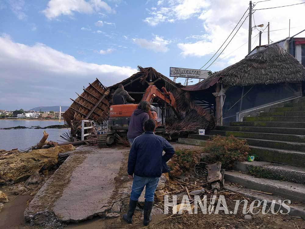 Καρέ-καρέ η κατεδάφιση αυθαίρετου εστιατορίου και καφετέριας στην Κρήτη (Photos/Videos)