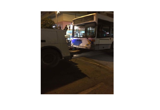 Καταγγελία: Έσκασε κινητήρας λεωφορείου της ΕΘΕΛ, καυτά λάδια στον θάλαμο επιβατών (Photos)