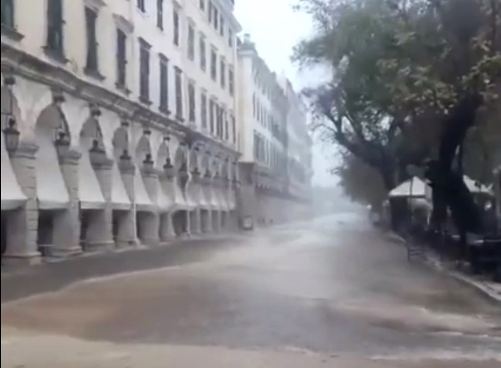 «Βενετία» η Κέρκυρα από την ισχυρή βροχή: Οδηγός παρασύρθηκε από χείμαρρο, «ποτάμι» το Λιστόν (Video)