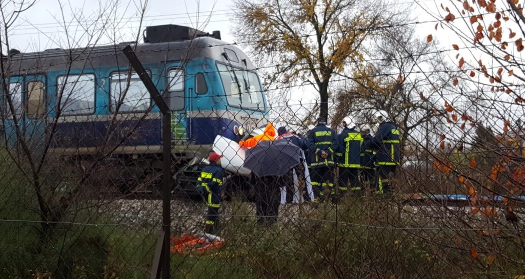 Νεκρός στις ράγες σε σύγκρουση τρένου με αυτοκίνητο (Video+Photos)