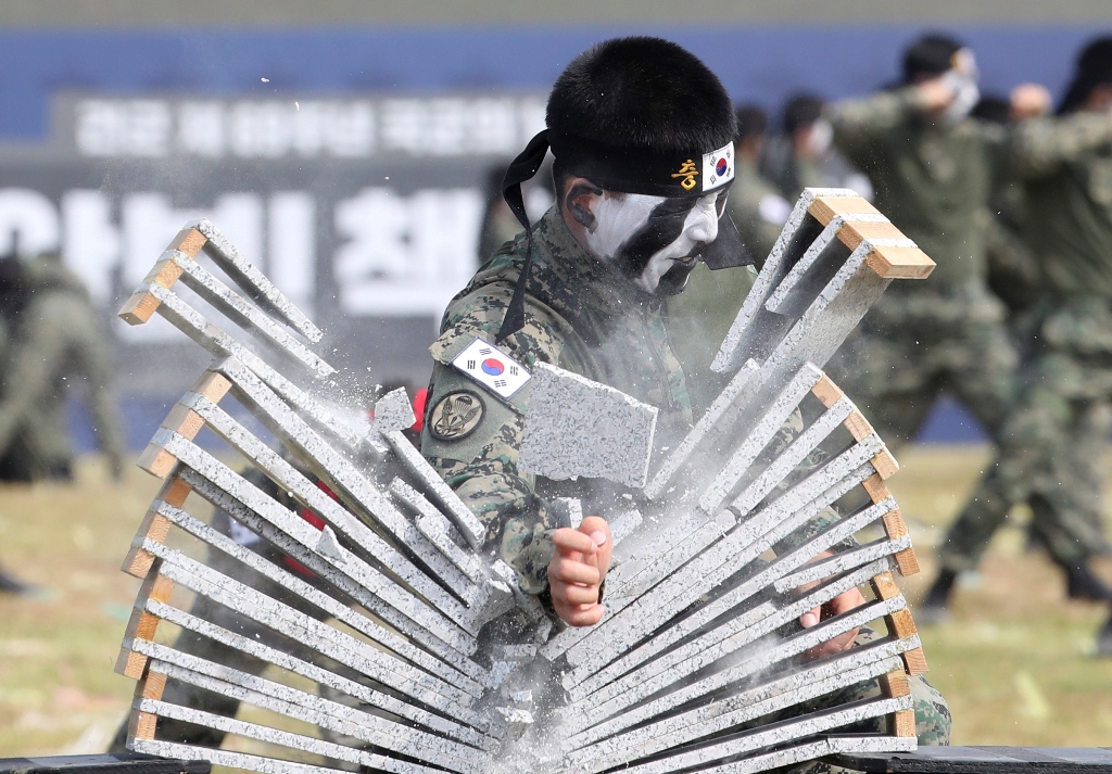 Νότια Κορέα: Έτοιμοι οι σούπερ κομάντος αν ο Κιμ το… παρατραβήξει
