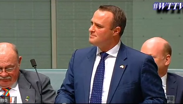Αυστραλία: Βουλευτής έκανε πρόταση γάμου στον σύντροφό του από το βήμα του κοινοβουλίου (Video)