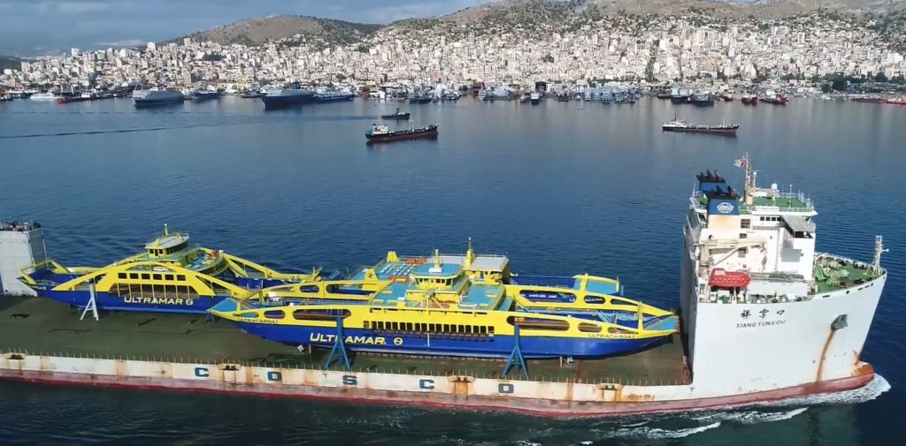 Απίστευτο βίντεο: Το πλοίο-«γίγαντας» που μεταφέρει… πλοία στο Πέραμα – Παίρνει τρία ελληνικά αμφίδρομα στο Μεξικό (Video)
