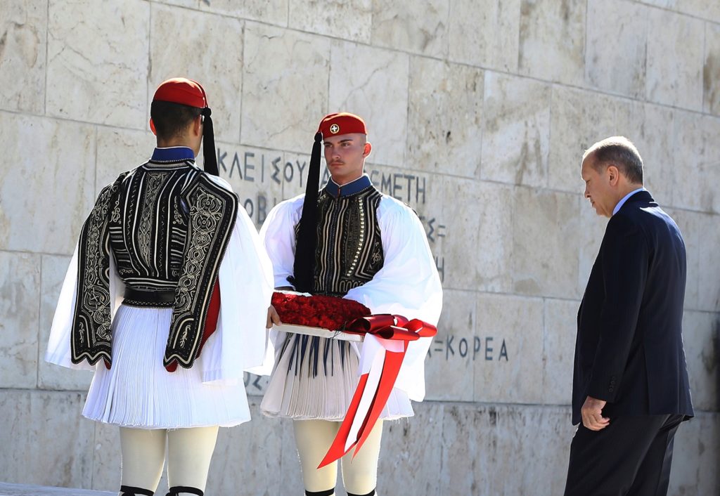 Ο Ερντογάν καταθέτει στεφάνι στο μνημείο του Αγνώστου Στρατιώτη (Photos)
