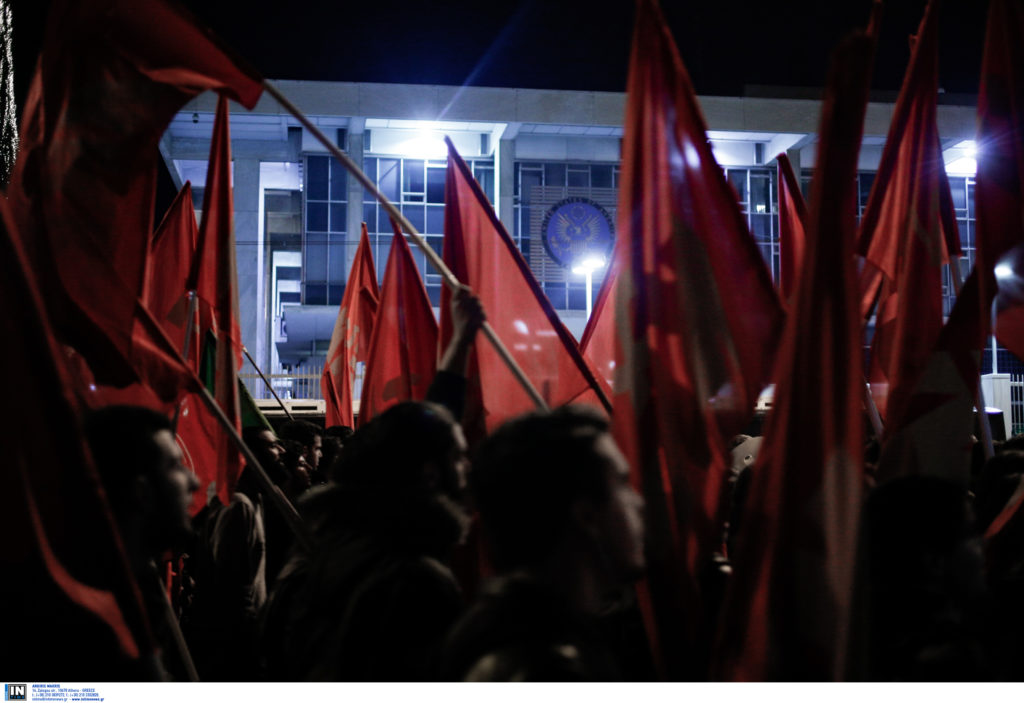 Πορεία στην αμερικάνικη πρεσβεία στην Αθήνα για την «βόμβα» Τραμπ στην Μέση Ανατολή (Photos)