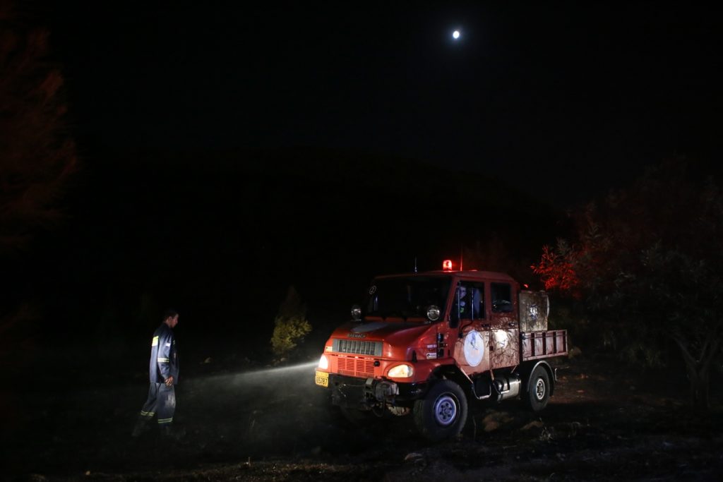 Δύσκολη νύχτα για τη Σκόπελο, μαίνεται η φωτιά σε πευκοδάσος (Video)
