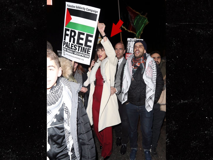 Η Μπέλα Χαντίντ διαδηλώνει υπέρ των Παλαιστινίων