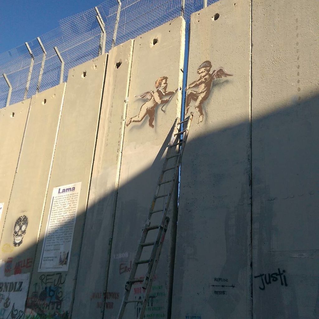 Ο Banksy επιστρέφει στη Βηθλεέμ με δύο νέα του έργα (Photos)