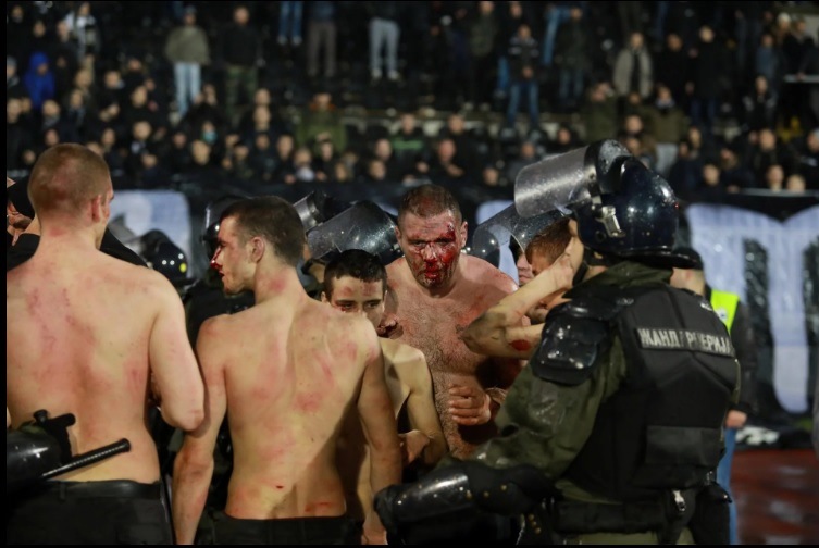 Ένας Έλληνας στους συλληφθέντες για τρομερά επεισόδια στο ντέρμπι του Βελιγραδίου (Video & Photos)