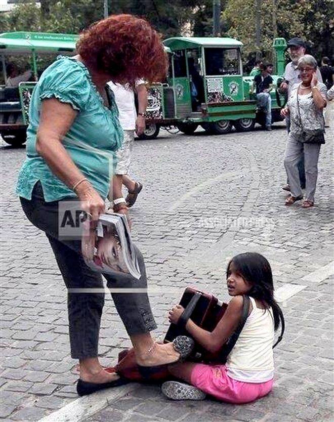 Τρεις μήνες με αναστολή στη γυναίκα που είχε κλωτσήσει κοριτσάκι το οποίο ζητιάνευε στην Ακρόπολη