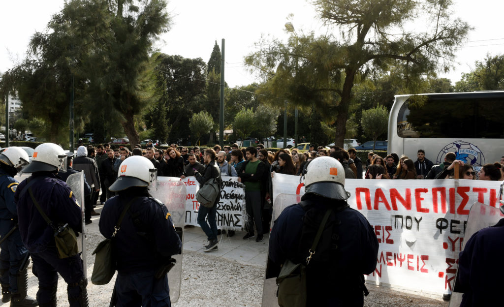 Σύνοδος πρυτάνεων με αντιδράσεις φοιτητών και χημικά (Video)