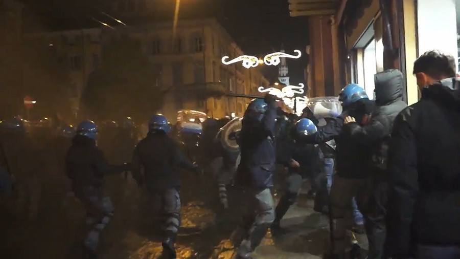 Σκληρές εικόνες και άγριοι ξυλοδαρμοί ΜΑΤ σε αντιφασίστες στη Μοντένα της Ιταλίας (Video)