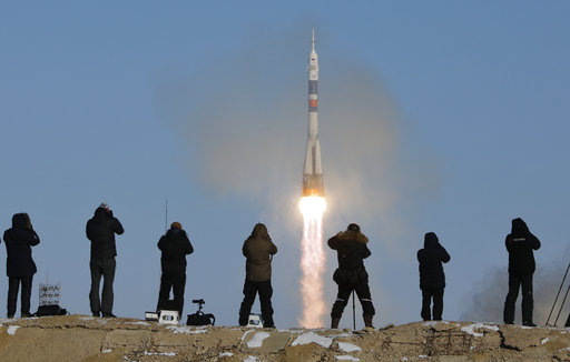 Πύραυλος Σογιούζ πετά για τον Διεθνή Διαστημικό Σταθμό με τρεις αστροναύτες