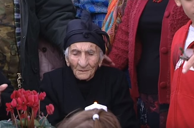 Η γιαγιά Ελένη από τον Κύπρο που έγινε 103 ετών -Έχει 129 δισέγγονα (Video)
