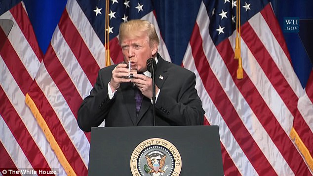 Όταν ο Τραμπ πίνει νερό σαν τρίχρονο παιδί… (Video)