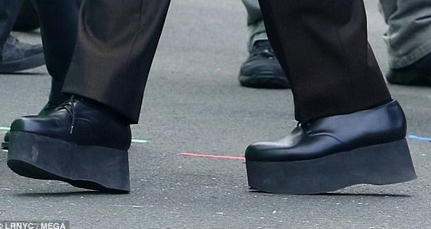 Δείτε ποιος σταρ του Χόλιγουντ φοράει αυτά τα παπούτσια για να δείχνει ψηλότερος (Photos)