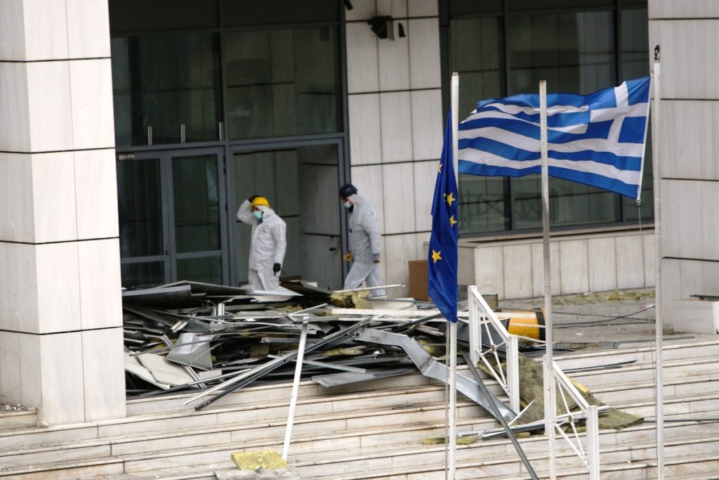 Με καλάσνικοφ πυροβόλησαν τον φύλακα – Την Οργάνωση Λαϊκών Αγωνιστών «βλέπουν» πίσω από το χτύπημα στο Εφετείο (Photos)