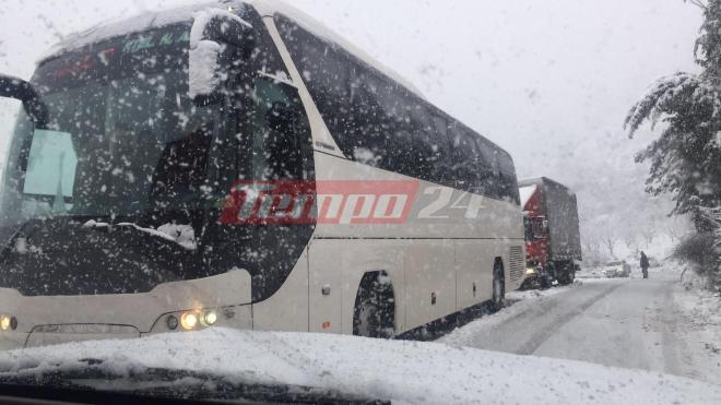 Χιονοθύελλα στην Αχαΐα: Ακινητοποιήθηκαν λεωφορεία και ΙΧ – Απαγόρευση κυκλοφορίας στη γέφυρα Ρίου-Αντιρρίου