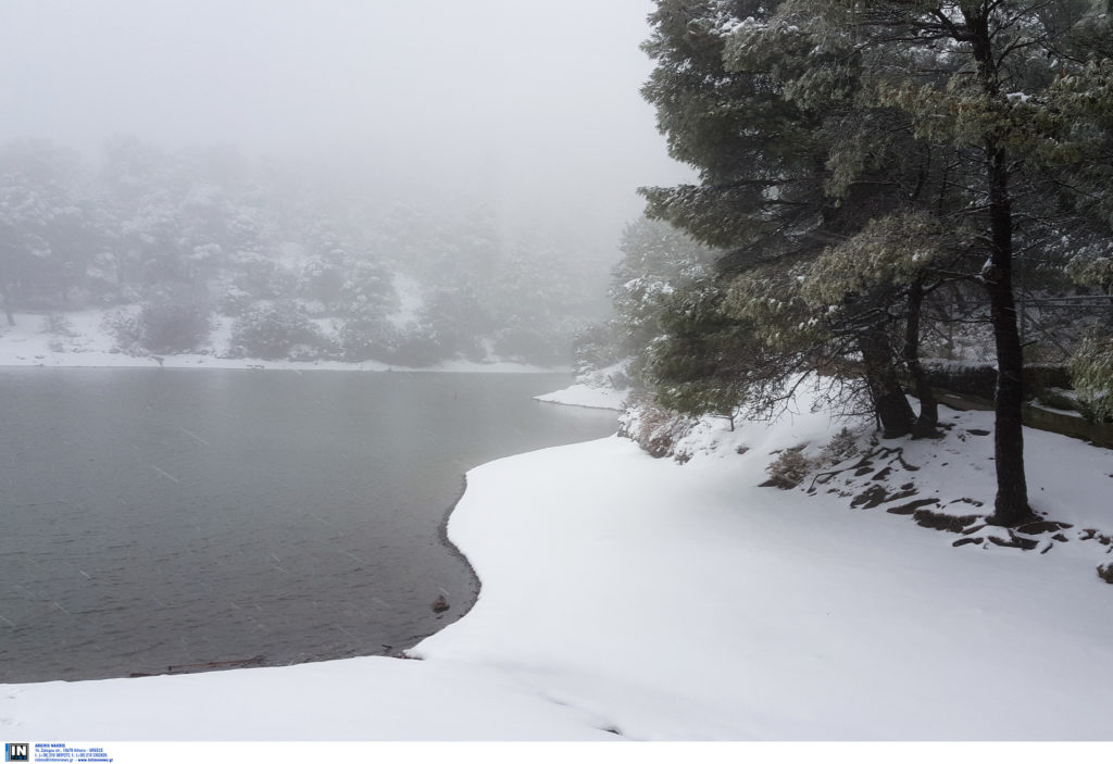 Η μαγευτική χιονισμένη λίμνη που βρίσκεται σε απόσταση αναπνοής από την Αθήνα (Photos)
