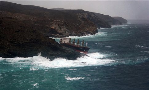Δραματική διάσωση 12 ναυτικών σε βραχονησίδα στη φουρτουνιασμένη θάλασσα της Μυκόνου (Videos)