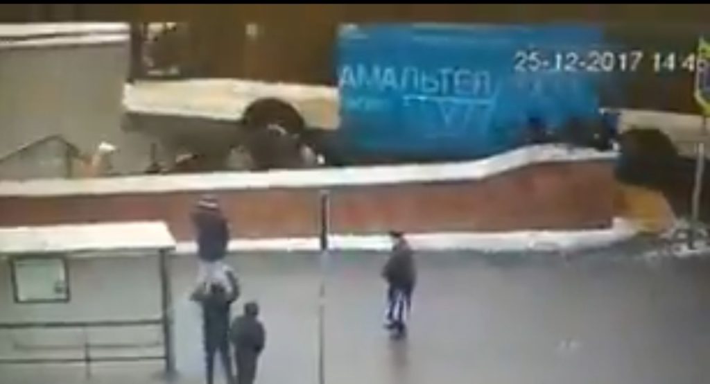 Μόσχα: Η συγκλονιστική στιγμή που λεωφορείο εισβάλει σε υπόγεια διάβαση – 5 νεκροί (Video & Photos)