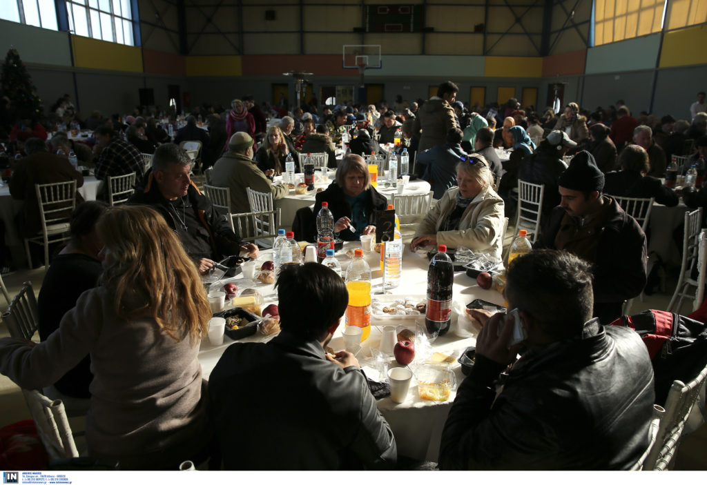 1.000 άποροι βρήκαν χριστουγεννιάτικη θαλπωρη στο γεύμα αλληλεγύης (Photos)