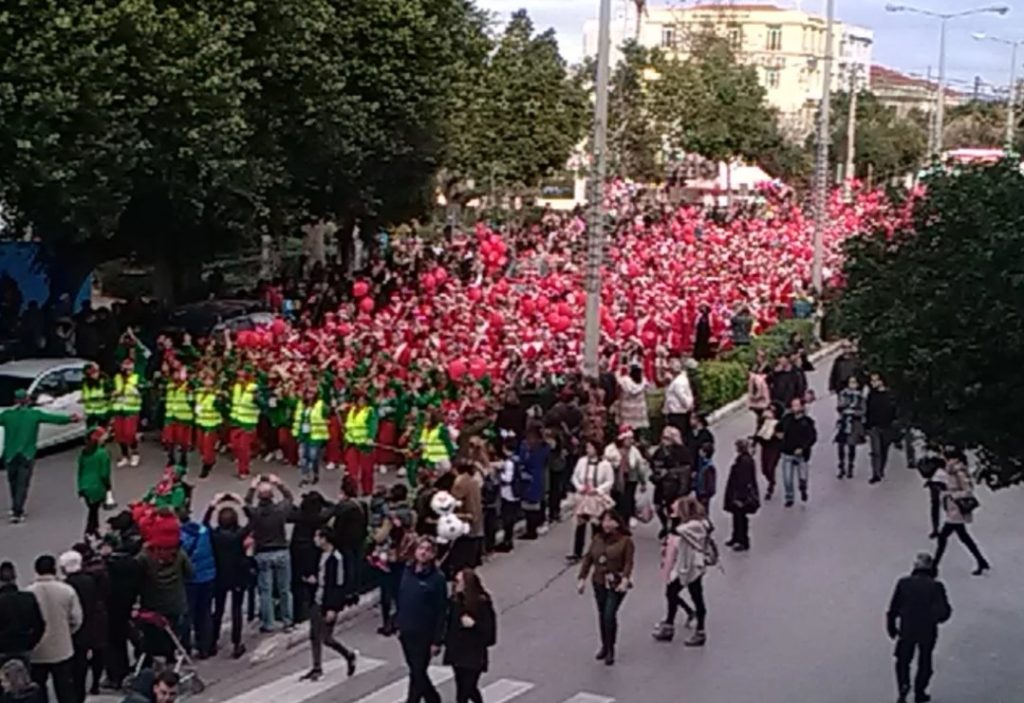 Χανιά: Κόκκινο ποτάμι από 3000 Άη-Βασίληδες (Video & Photos)