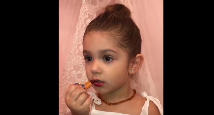 Μητέρα «βγάζει» στο YouTube την τρίχρονη κορούλα της να δίνει μαθήματα μακιγιάζ…(Video)