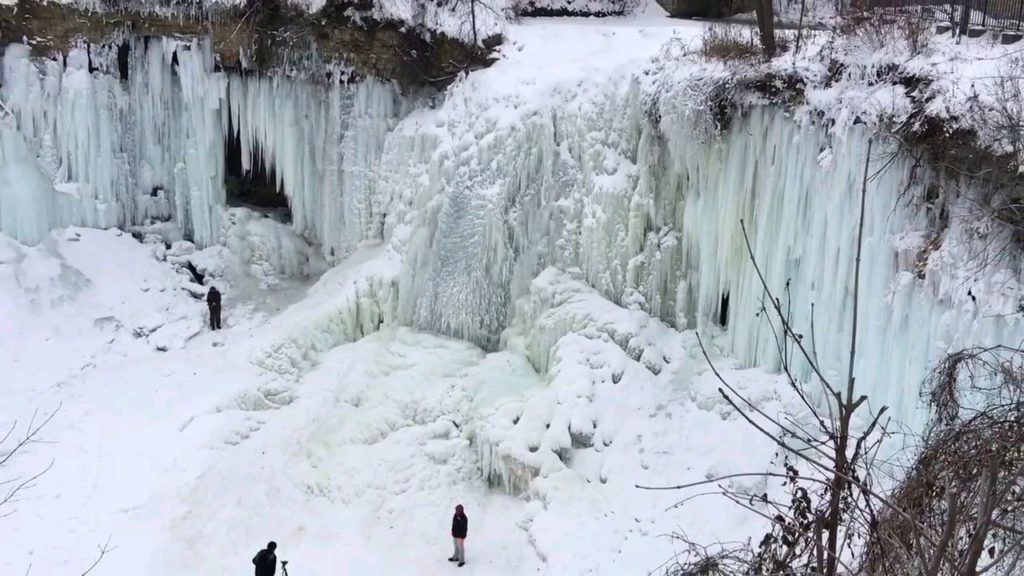 ΗΠΑ: Πάγωσαν οι καταρράκτες στη Μινεάπολη (Photos + Video)