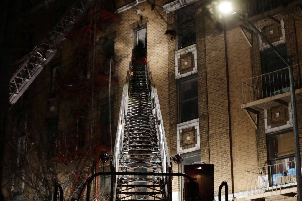 Νέα Υόρκη: Στους 13 οι νεκροί από την πυρκαγιά στο Μπρονξ – Όλα ξεκίνησαν από το παιχνίδι 3χρονου