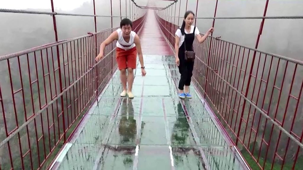 Κίνα: Με δέος διασχίζουν τη μεγαλύτερη γυάλινη γέφυρα  του κόσμου (video)