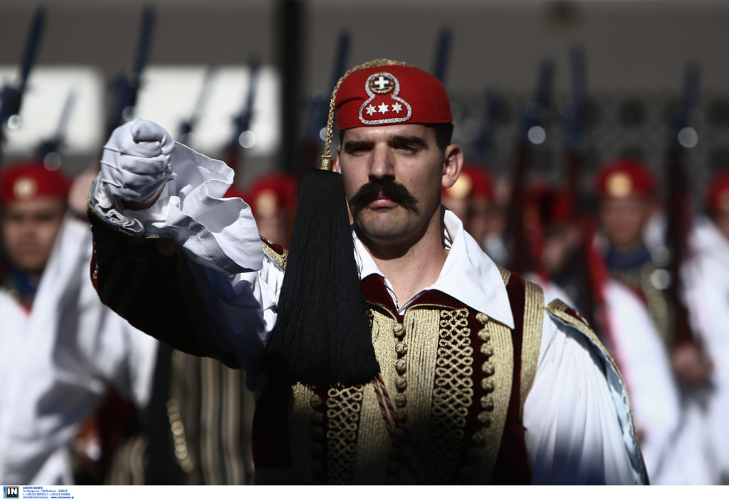 Ο Πρόεδρος της Δημοκρατικής κόβει την βασιλόπιτα στην Προεδρική Φρουρά (Photos)