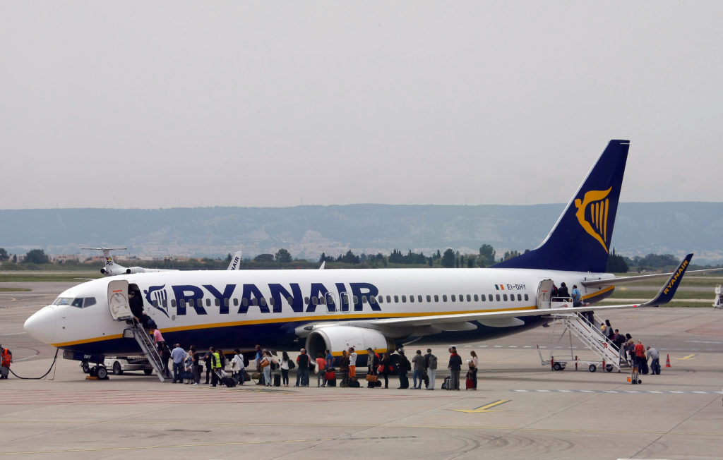 Ryanair: Αγανακτισμένος επιβάτης κάθισε στο φτερό του αεροπλάνου! (Photos)