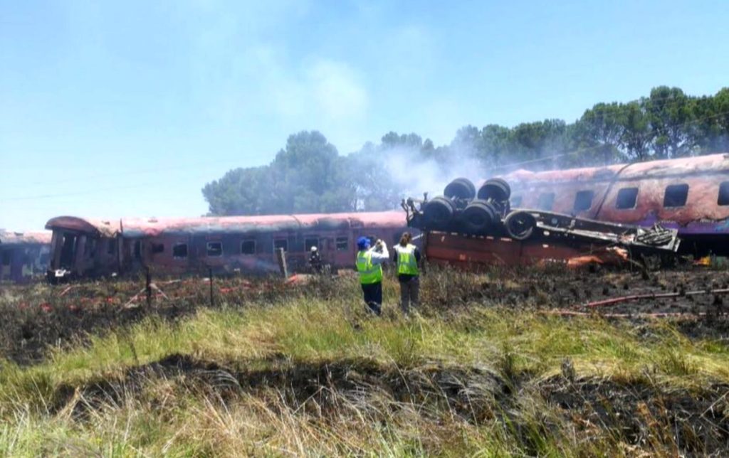 Νότια Αφρική: 14 νεκροί σε σιδηροδρομικό δυστύχημα (Video + Photos)