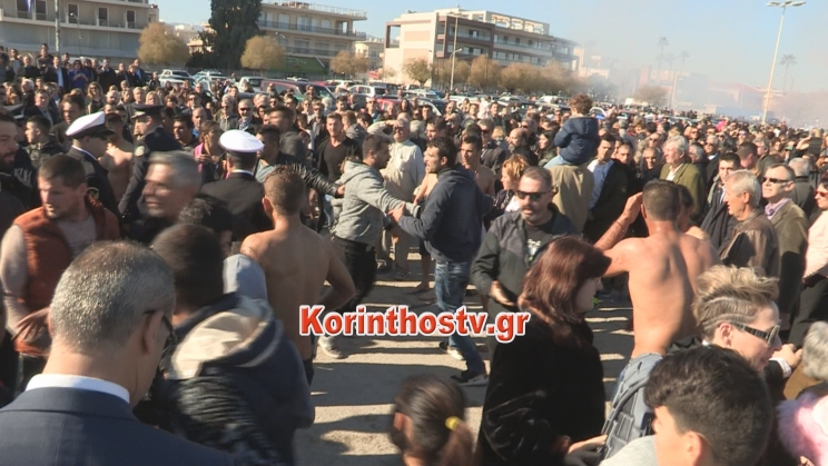 Θεοφάνεια 2018: Στο Κιάτο… έπεσε ξύλο για τον Σταυρό (Photos+Video)