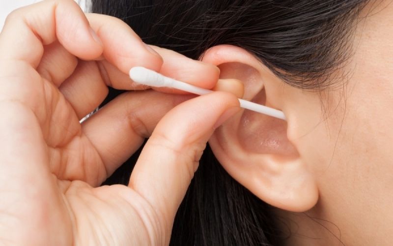 Γιατί δεν πρέπει να καθαρίζετε με μπατονέτες τα αυτιά σας