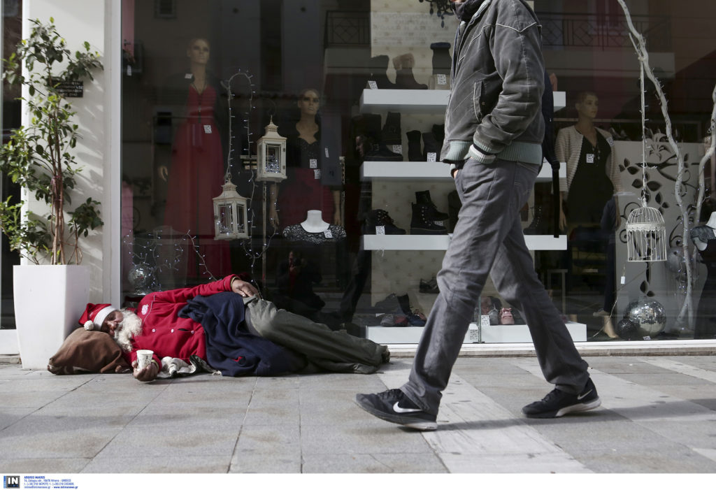 Ένας άστεγος Άη-Βασίλης – Οι φωτογραφίες που συγκλoνίζουν