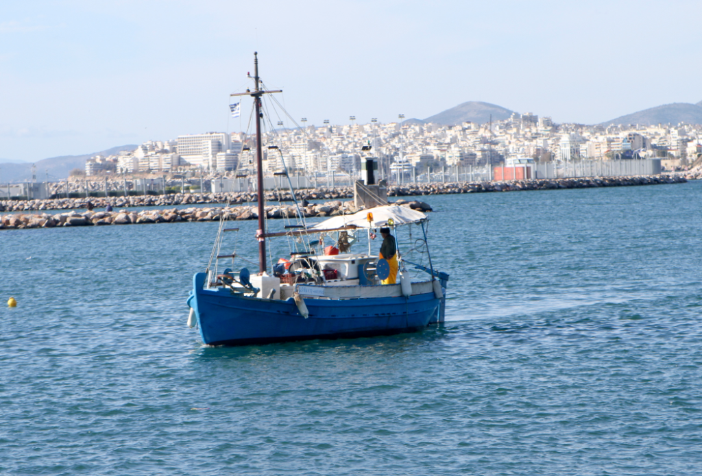 Τρομερή συμμορία επιτίθεται σε ψαρά στο Τροκαντερό (Photos)