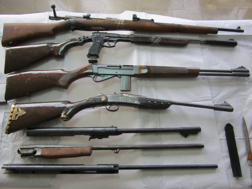 Οπλοστάσιο και εργαστήρια κατασκευής όπλων στην Πάτρα – Πιστόλια, σπαθιά, φυσίγγια και σφαίρες (Photos/Video)