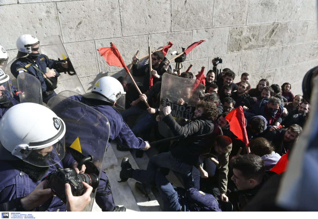 Σε απεργιακό κλοιό η Αθήνα ενάντια στο πολυνομοσχέδιο – Ένταση έξω από τη Βουλή (Photos)