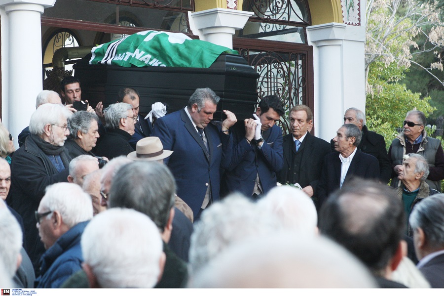 Σπαραγμός στο «τελευταίο αντίο» στον Τάκη Λουκανίδη – «Λύγισε» ο Δομάζος (Photos)