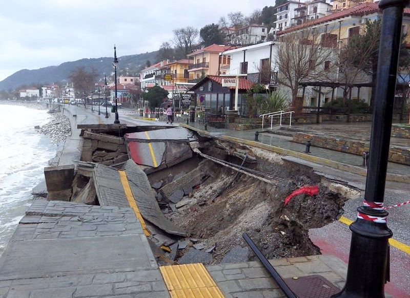 Πήλιο: Το κύμα τσάκισε την προκυμαία του Αη Γιάννη (εικόνες)