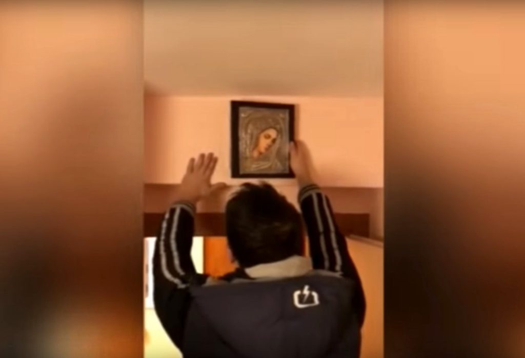 Έκρυβαν τα ναρκωτικά πίσω από την εικόνα της Παναγίας! (Video)