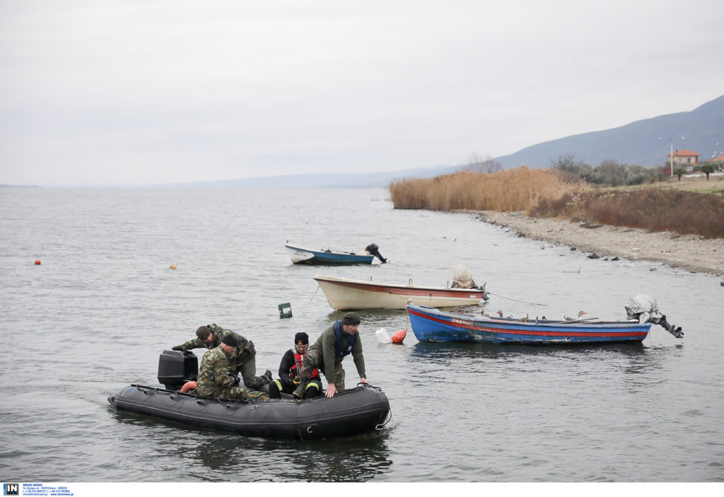 Βόλβη: Εντοπίστηκε πτώμα που ενδεχομένως ανήκει στον έναν ψαρά (Photos)