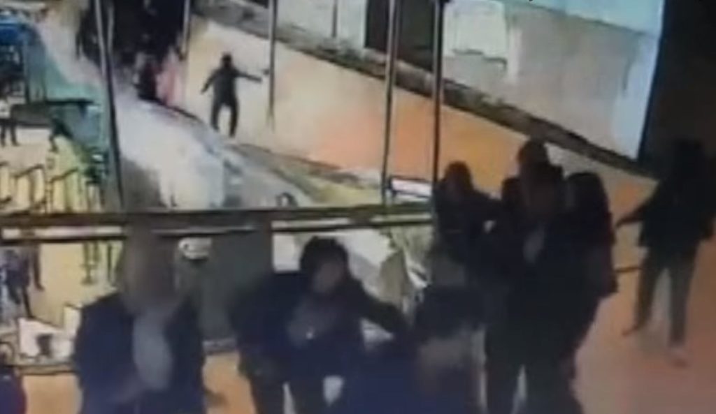 Βίντεο από τη στιγμή που κατέρρευσε ο 2ος όροφος του χρηματιστηρίου της Τζακάρτα (Video)