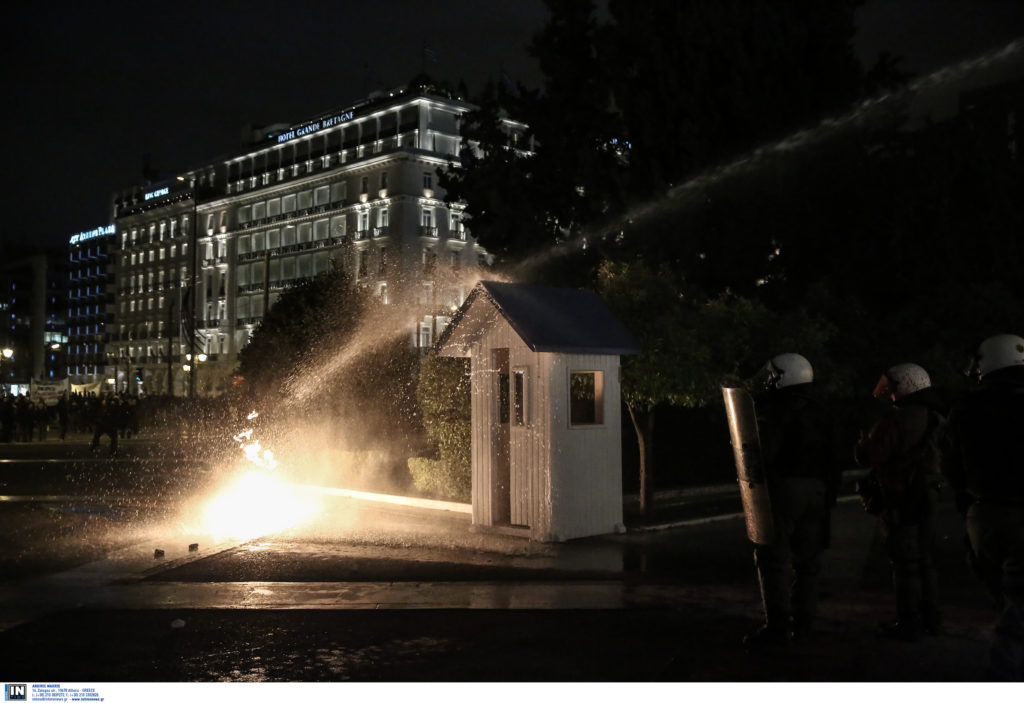 Ολοκληρώθηκαν οι πορείες – Ένταση και χημικά νωρίτερα στο Σύνταγμα (Photos)