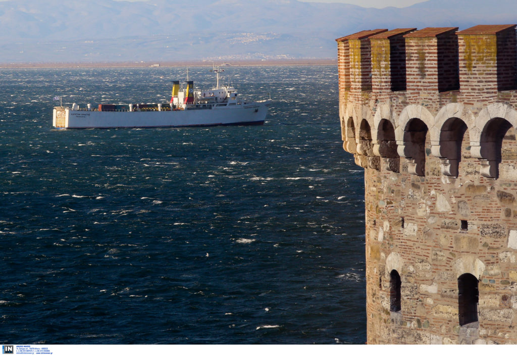 Στον Θερμαϊκό το πλοίο με τους 410 τόνους εκρηκτικά – Προσωρινά κρατούμενος ο αρχιπλοίαρχος του «Ανδρομέδα»