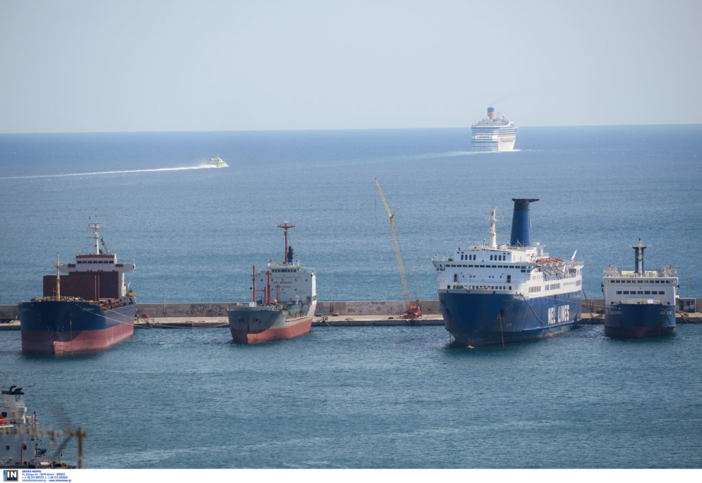 Παροπλισμένα πλοία παρασύρθηκαν από τους θυελλώδεις ανέμους στην Ελευσίνα – Συγκρατούνται από ρυμουλκά