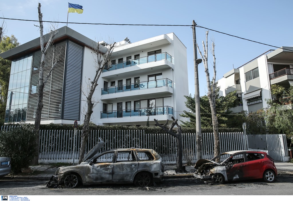 Πυρπόλησαν τρία αυτοκίνητα έξω από την πρεσβεία της Ουκρανίας στη Φιλοθέη