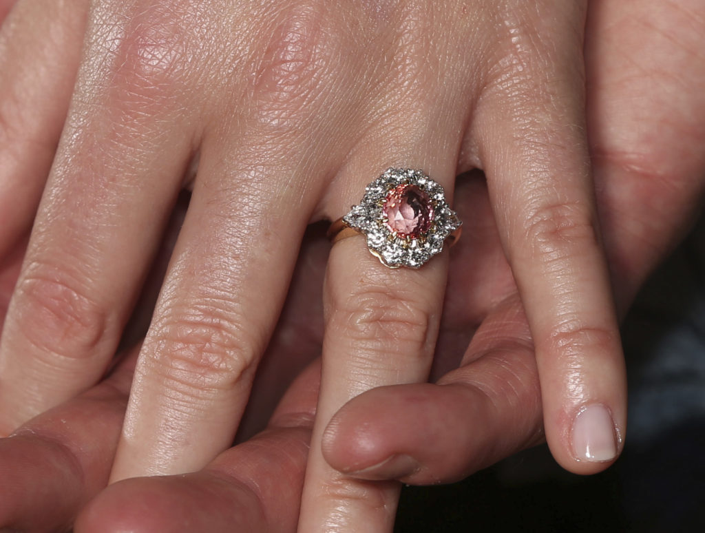 Πριγκίπισσα Ευγενία και Μέγκαν Μαρκλ «κοντράρουν» στα δαχτυλίδια των αρραβώνων τους (Photos)
